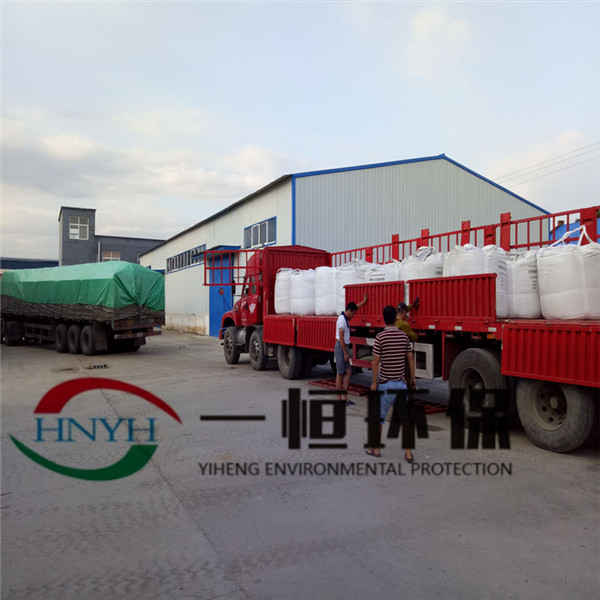 工作人員裝車(chē)發(fā)貨 工作人員裝車(chē)發(fā)貨